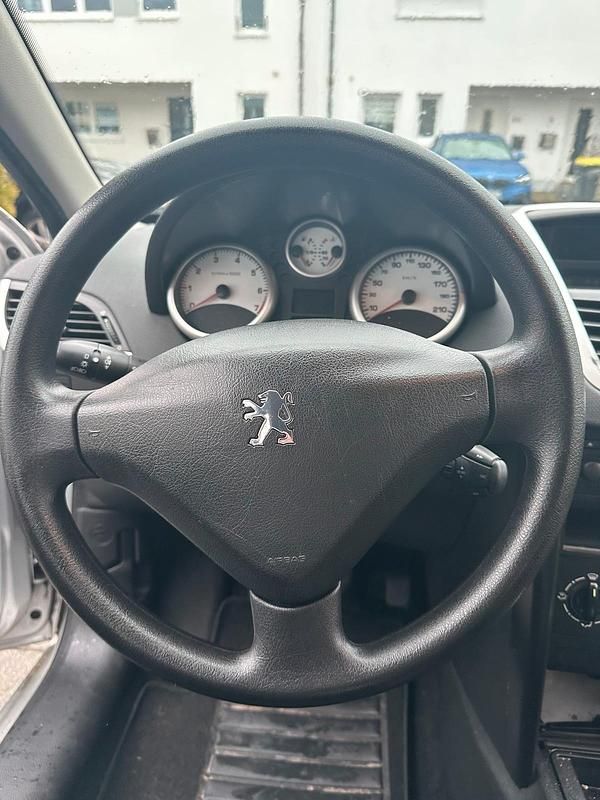 Gebraucht Peugeot 207 Filou 73 PS (53 kW) 2009 Silber Kleinwagen