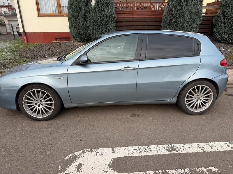 Grau Gebraucht 2005 Alfa Romeo 147 Kleinwagen | 1.299 € (Fairer Preis) - Bild 1/4