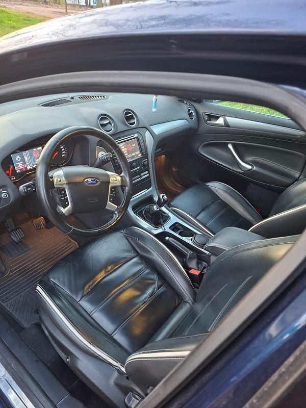 Gebraucht Ford Mondeo 163 PS (119 kW) 2013 Blau Limousine