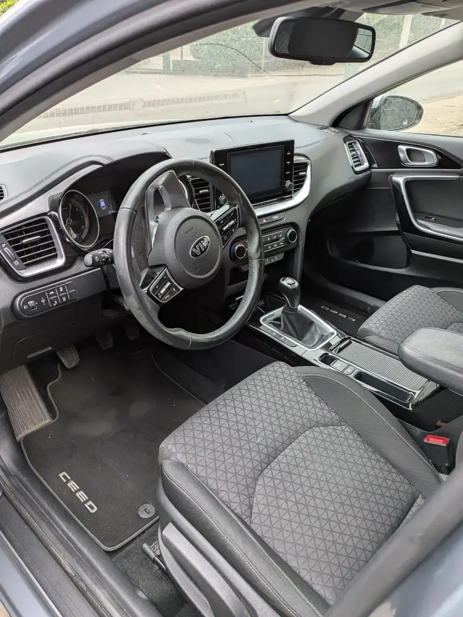 Gebraucht Kia Ceed Spirit 140 PS (102 kW) 2020 Grau Kleinwagen