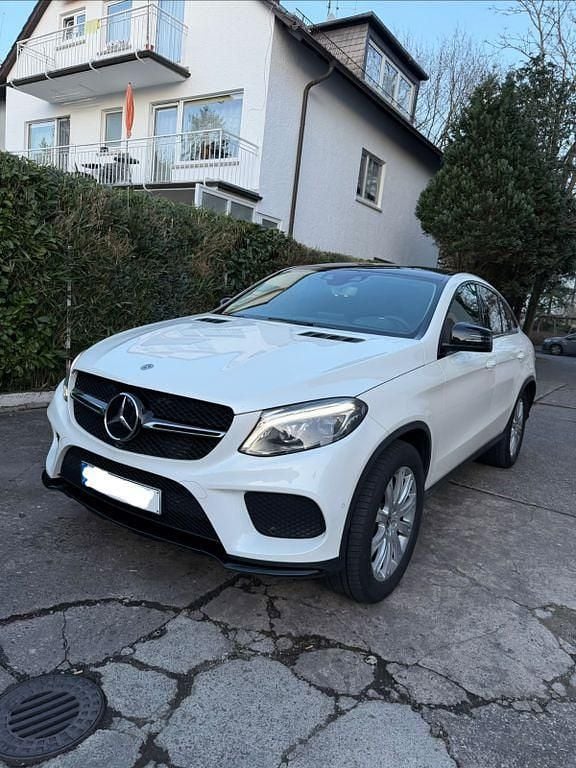Weiß Gebraucht 2018 Mercedes GLE350 AMG line Coupé | 53.500 € (Teuer) - Bild 1/4