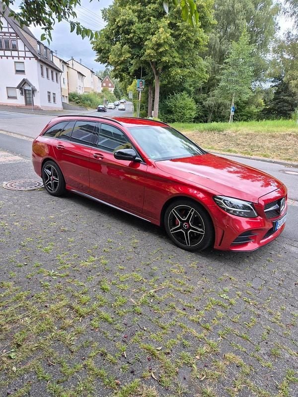 Rot Gebraucht 2019 Mercedes C220 AMG line Kombi | 24.990 € (Fairer Preis) - Bild 1/4