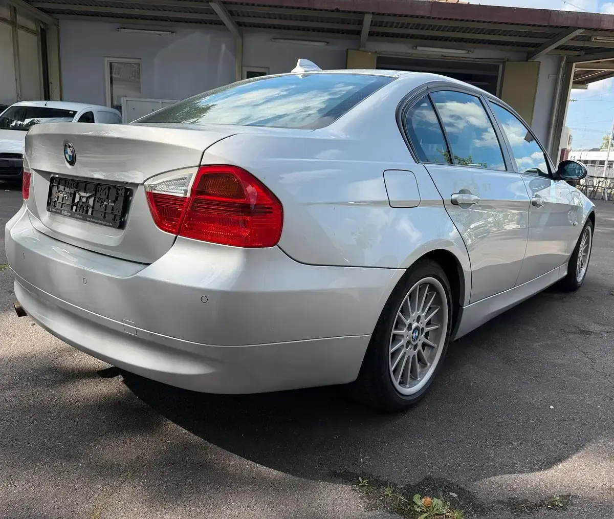 Gebraucht BMW 318 129 PS (94 kW) 2006 Silber Limousine