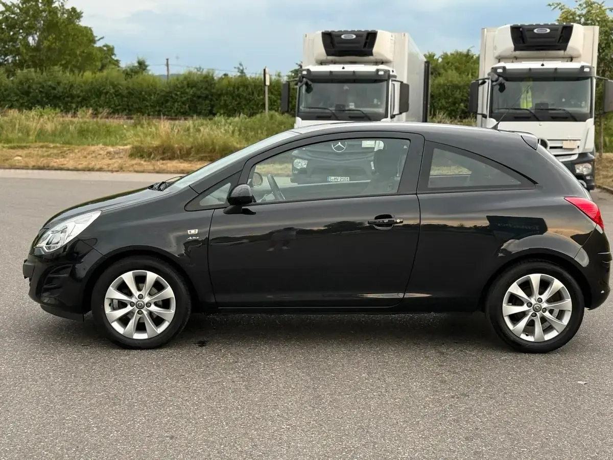 Gebraucht Opel Corsa Active 90 PS (66 kW) 2013 Schwarz Kleinwagen
