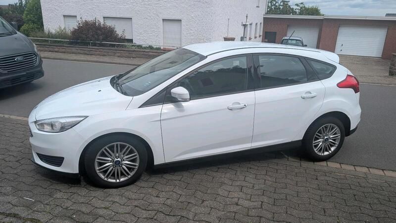 Weiß Gebraucht 2017 Ford Focus Limousine | 5.950 € (Superpreis) - Bild 1/4