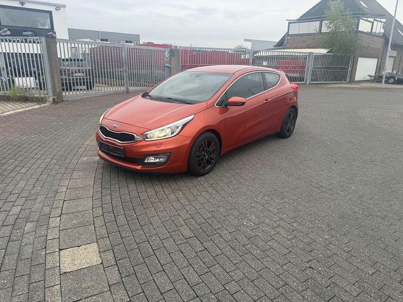 Orange Gebraucht 2013 Kia Ceed DREAM-TEAM Edition Limousine | 5.500 € (Guter Preis) - Bild 1/4