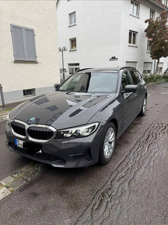 Grau Gebraucht 2021 BMW 318 Kombi | 18.900 € (Superpreis) - Bild 1/4