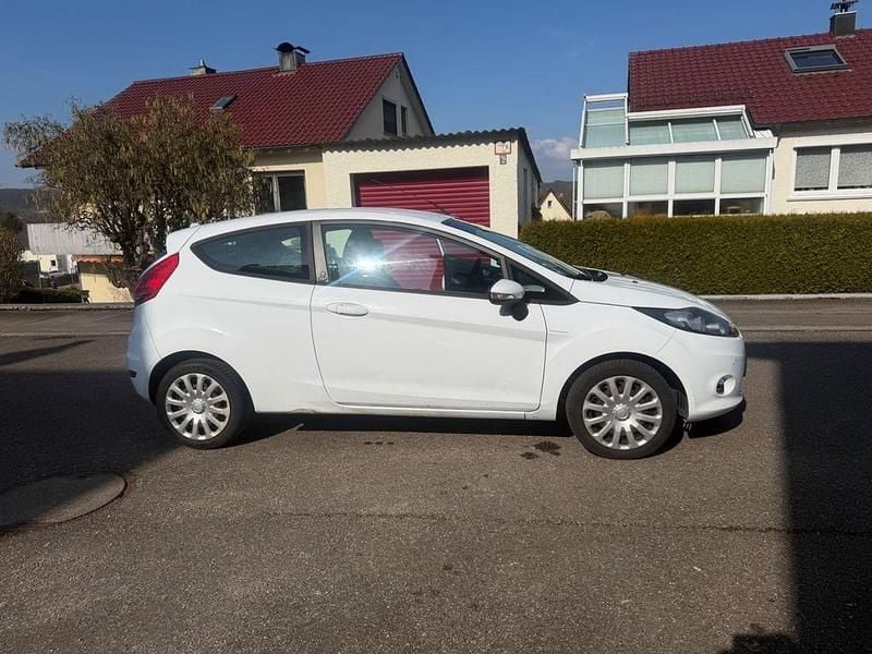 Gebraucht Ford Fiesta Trend 60 PS (44 kW) 2012 Weiß Kleinwagen