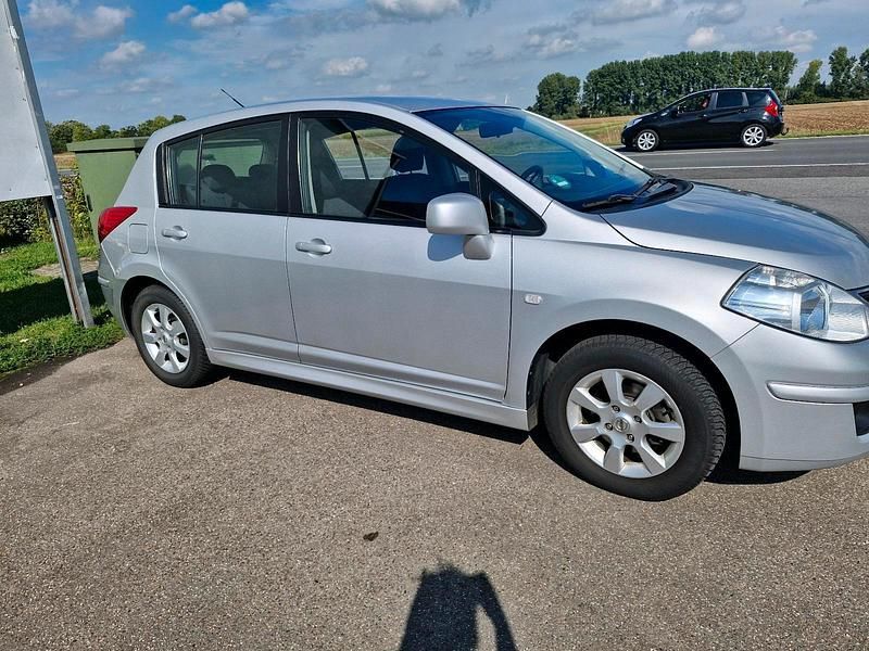 Gebraucht Nissan Tiida Acenta 110 PS (80 kW) 2010 Silber Limousine