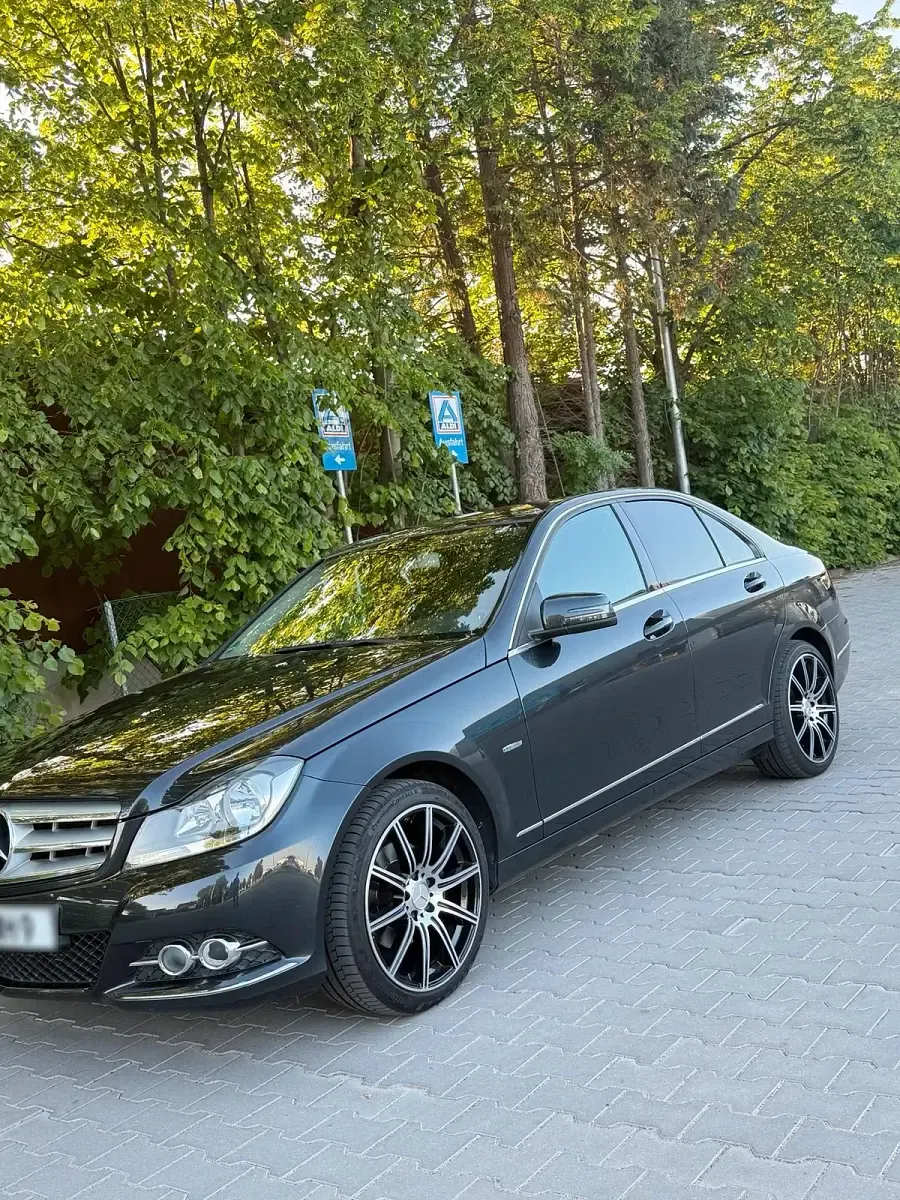 Używany Mercedes C250 204 KM (150 kW) 2011 Czarny Sedan/Limuzyna