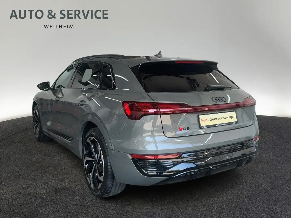 Gebraucht Audi Q8 e-tron S-Line 300 kW (408 PS) 2023 Chronosgrau metallic SUV