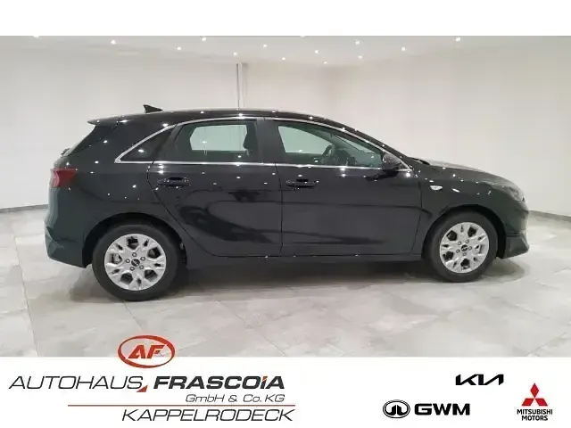 Używany Kia Ceed Vision 101 KM (74 kW) 2024 Czarny Hatchback