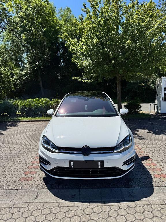 Weiß Gebraucht 2019 VW Golf VII R-line Limousine | 18.000 € (Fairer Preis) - Bild 1/4