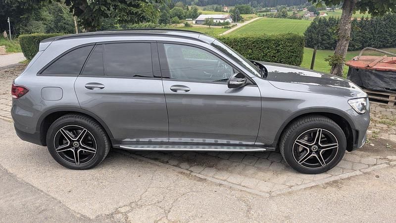 Grau Gebraucht 2022 Mercedes GLC300e SUV | 43.500 € (Teuer) - Bild 1/4