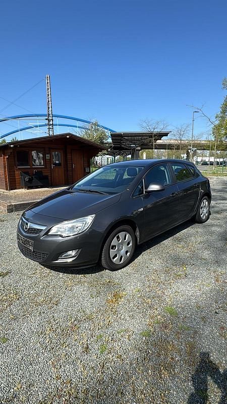 Gebraucht Opel Astra 101 PS (74 kW) 2013 Grau Limousine