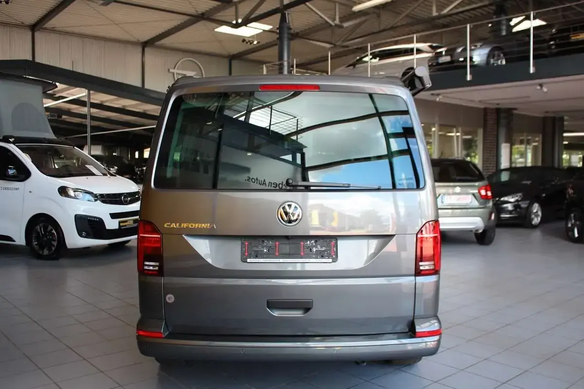Gebraucht VW California Beach 150 PS (110 kW) 2023 Indiumgrau metallic Van