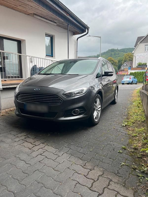 Grau Gebraucht 2017 Ford S-MAX S Van / Kleinbus | 16.000 € (Superpreis) - Bild 1/4