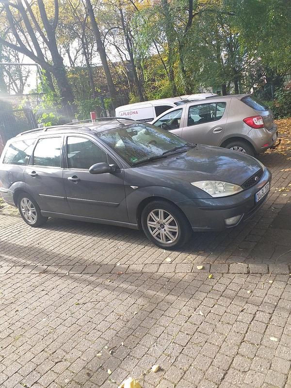 Grau Gebraucht 2004 Ford Focus Kombi | 2.500 € (Etwas zu teuer) - Bild 1/4
