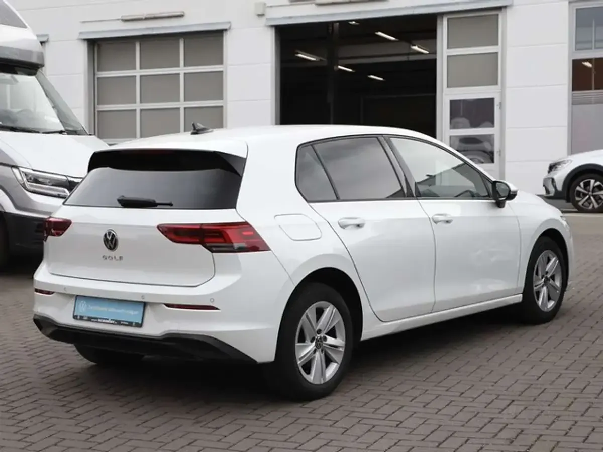 Gebraucht VW Golf VIII R 131 PS (96 kW) 2023 Oryxweiß perlmutteffekt Limousine