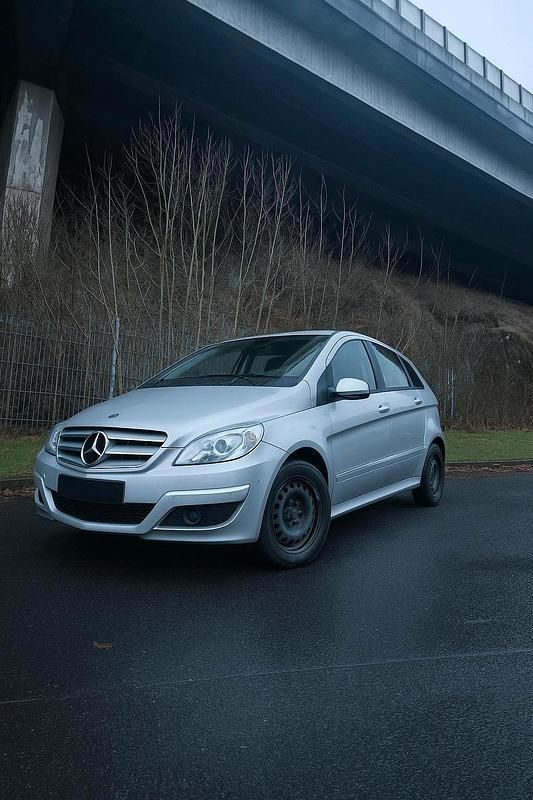 Gebraucht Mercedes B180 109 PS (80 kW) 2009 Silber Van / Kleinbus