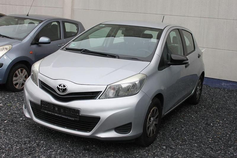 Silber Gebraucht 2012 Toyota Yaris Cool Limousine | 3.950 € (Guter Preis) - Bild 1/4