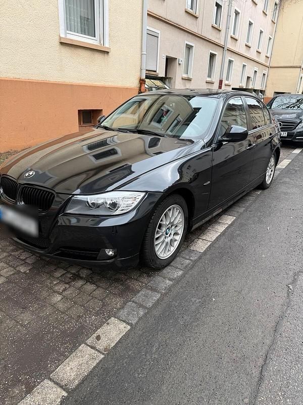 Gebraucht BMW 320 177 PS (130 kW) 2009 Schwarz Limousine