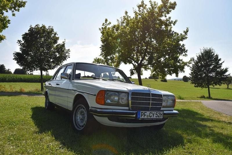 Gebraucht Mercedes E280 177 PS (130 kW) 1977 Weiß Limousine