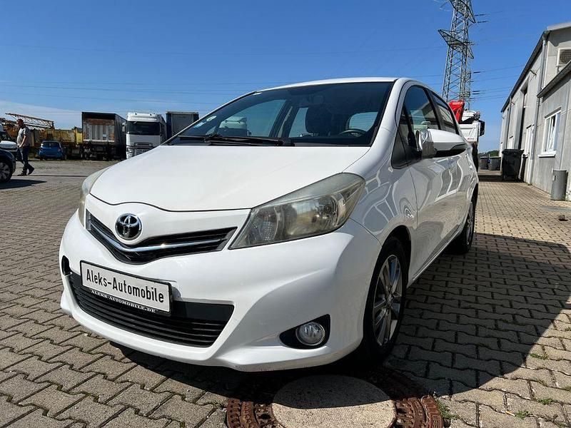 Weiß Gebraucht 2014 Toyota Yaris Limousine | 4.890 € (Guter Preis) - Bild 1/4