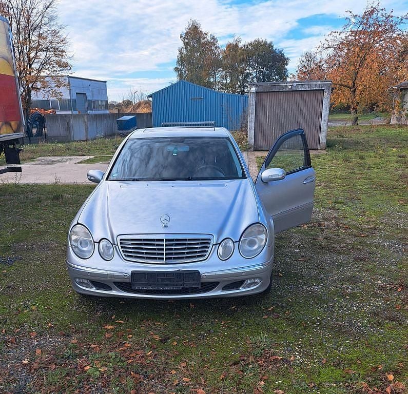 Silber Gebraucht 2002 Mercedes E240 Elegance Limousine | 2.100 € (Superpreis) - Bild 1/4