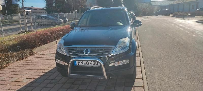 Schwarz Gebraucht 2015 Ssangyong (KGM) Rexton Sapphire SUV | 10.900 € (Guter Preis) - Bild 1/4