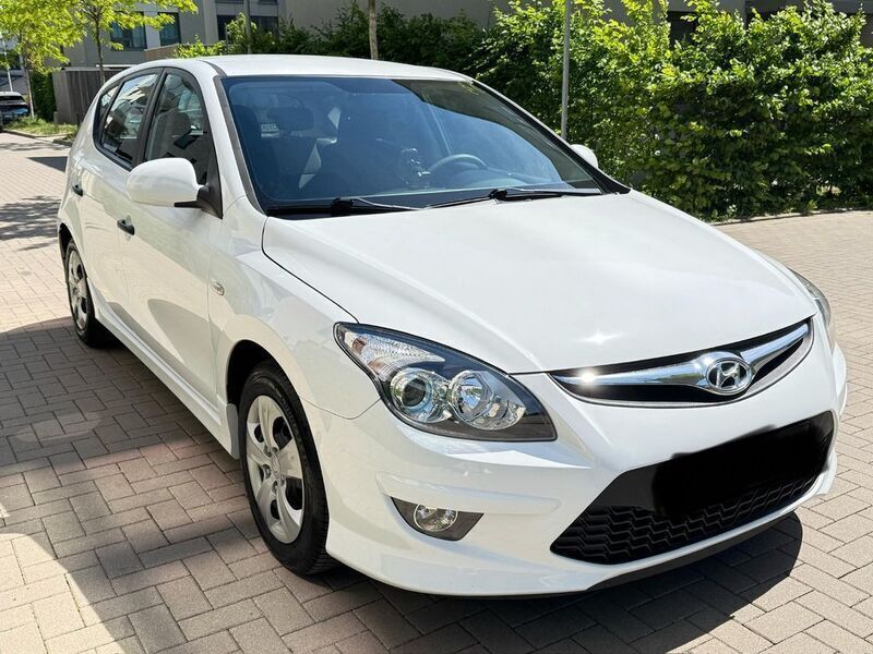 Weiß Gebraucht 2010 Hyundai i30 Comfort Limousine | 5.999 € (Etwas zu teuer) - Bild 1/4