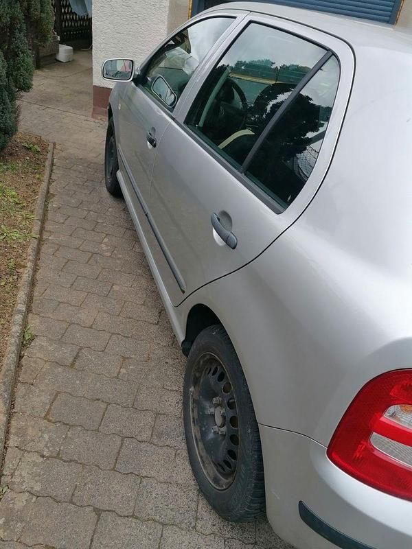 Używany Skoda Fabia 75 KM (55 kW) 2004 Srebrny Sedan/Limuzyna