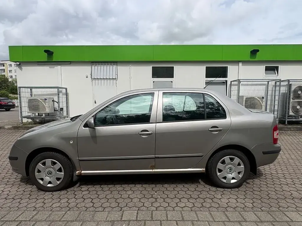 Używany Skoda Fabia Ambiente 80 KM (58 kW) 2007 Srebrny Sedan/Limuzyna