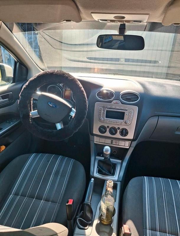 Gebraucht Ford Focus 109 PS (80 kW) 2009 Silber Limousine