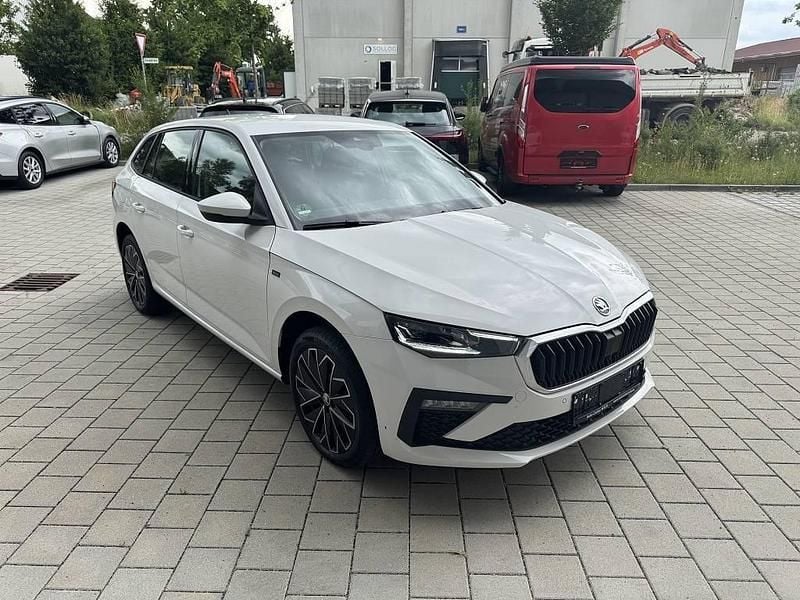 Weiß Gebraucht 2024 Skoda Scala Drive Kleinwagen | 17.950 € (Superpreis) - Bild 1/4