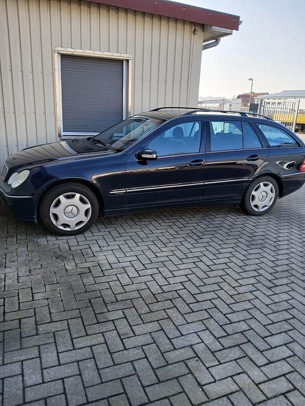 Blau Gebraucht 2003 Mercedes 220 Kombi | 1.700 € - Bild 1/2