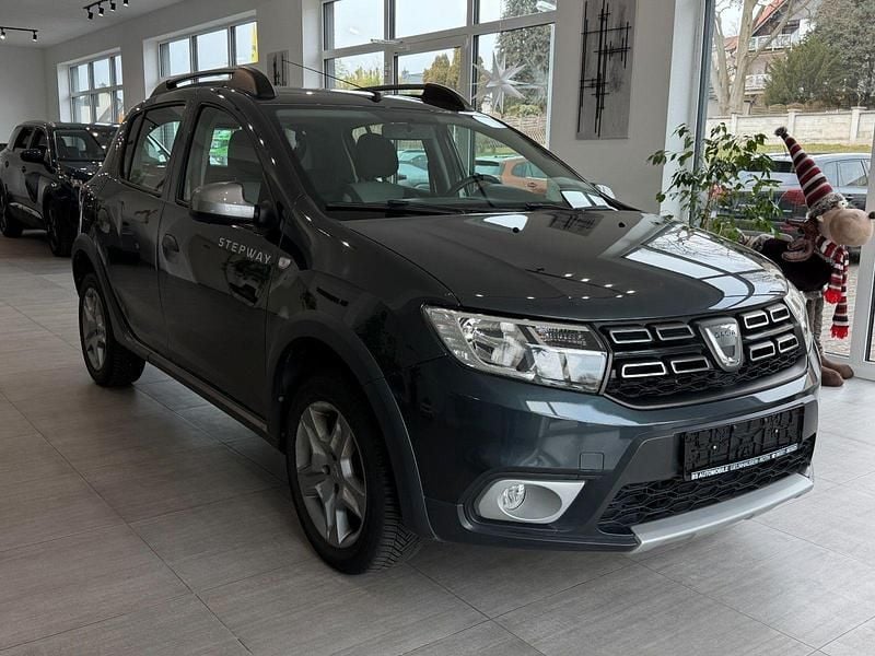 Grau Gebraucht 2017 Dacia Sandero Stepway Kleinwagen | 7.900 € (Fairer Preis) - Bild 1/4