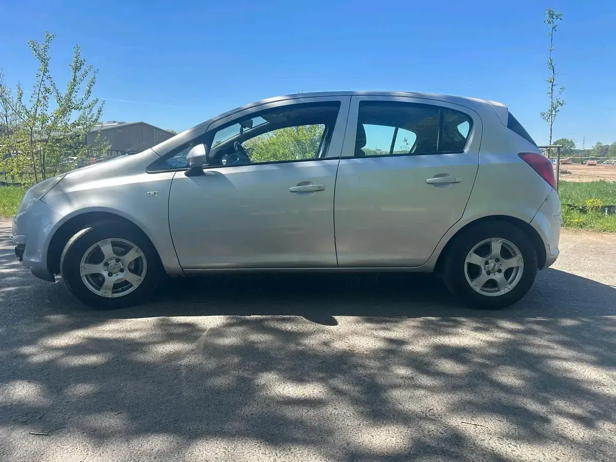 Second-hand Opel Corsa 80 CP (58 kW) 2008 Argintiu Hatchback