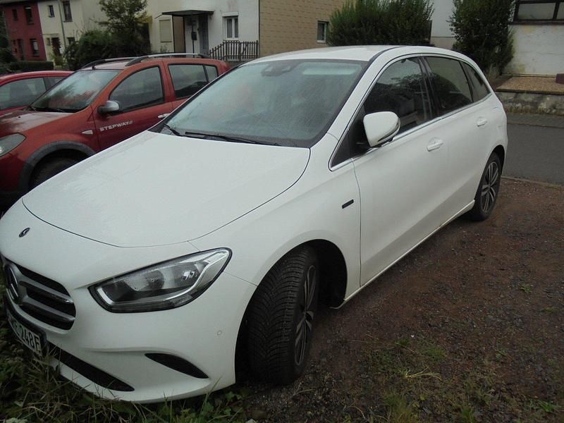 Weiß Gebraucht 2021 Mercedes B250e Van / Kleinbus | 21.600 € (Superpreis) - Bild 1/4