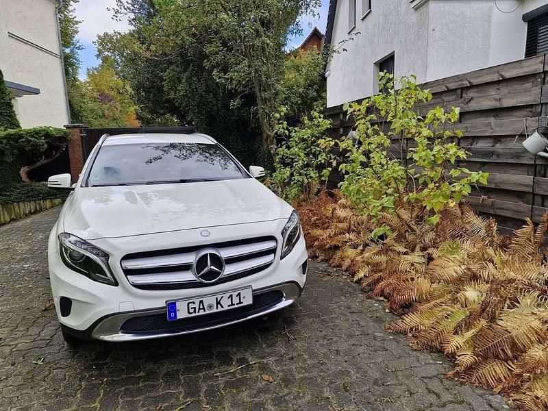 Weiß Gebraucht 2016 Mercedes GLA180 SUV | 17.500 € (Fairer Preis) - Bild 1/4