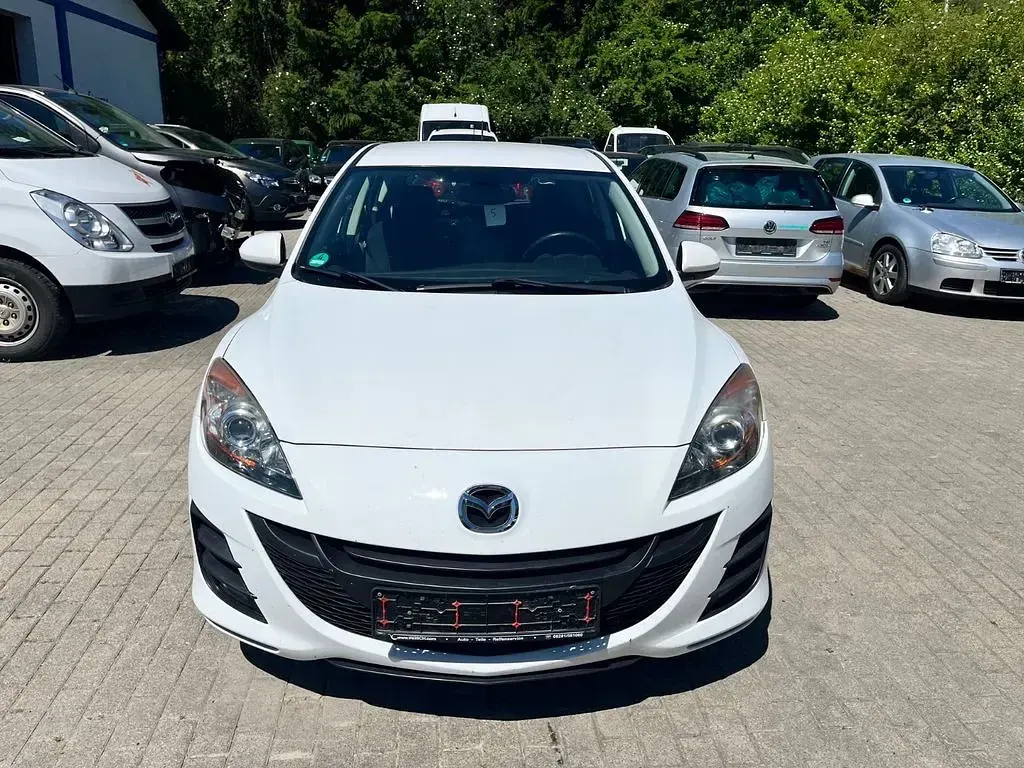 Używany Mazda 3 Active Plus 105 KM (77 kW) 2010 Biały Sedan/Limuzyna