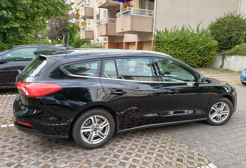 Gebraucht Ford Focus Titanium 120 PS (88 kW) 2020 Schwarz Kombi