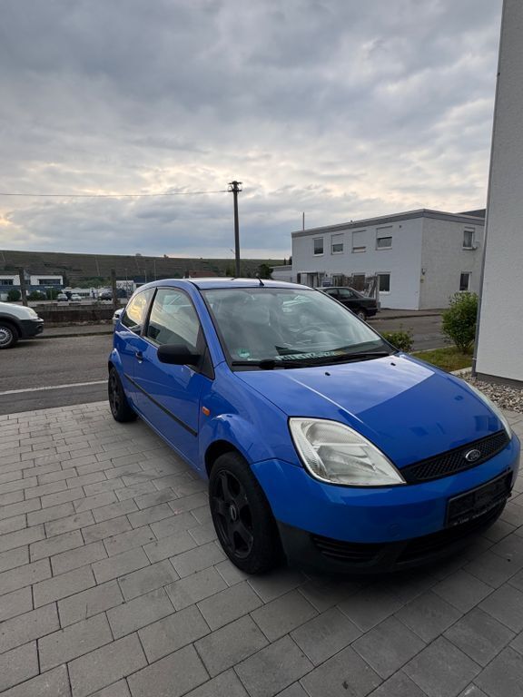 Blau Gebraucht 2003 Ford Fiesta Kleinwagen | 1.000 € (Fairer Preis) - Bild 1/4