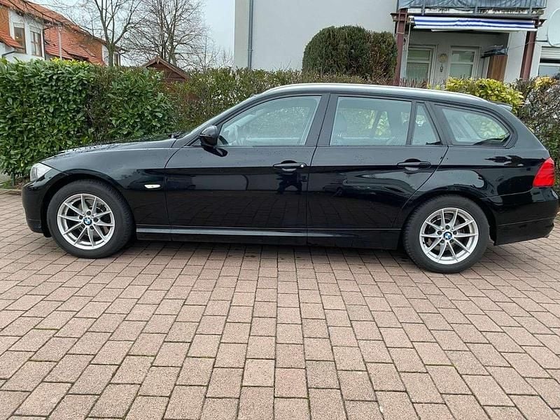 Gebraucht BMW 320 184 PS (135 kW) 2011 Schwarz Kombi