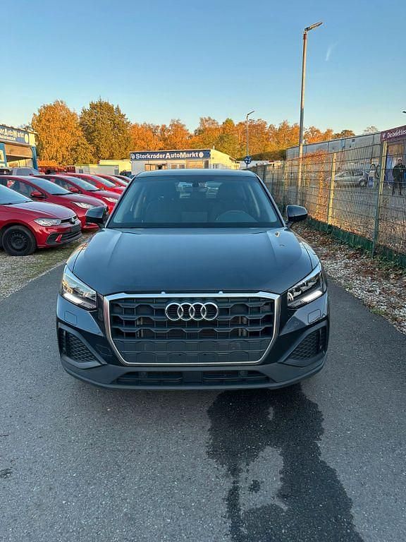 Grau Gebraucht 2022 Audi Q2 Basis SUV | 20.980 € (Superpreis) - Bild 1/4