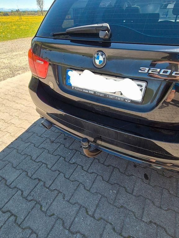 Gebraucht BMW 320 184 PS (135 kW) 2011 Schwarz Limousine