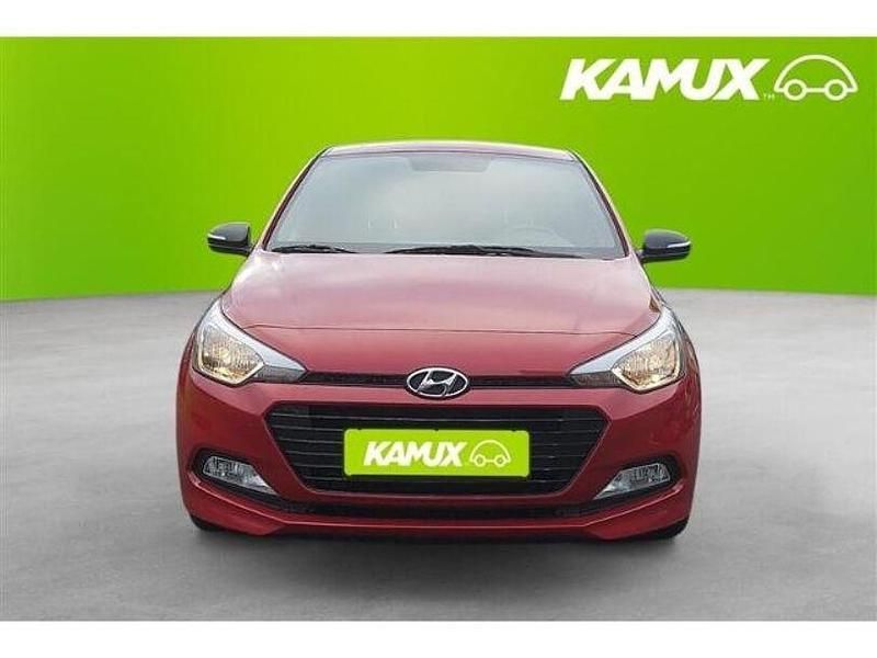 Gebraucht Hyundai i20 Passion 84 PS (61 kW) 2018 Rot Limousine