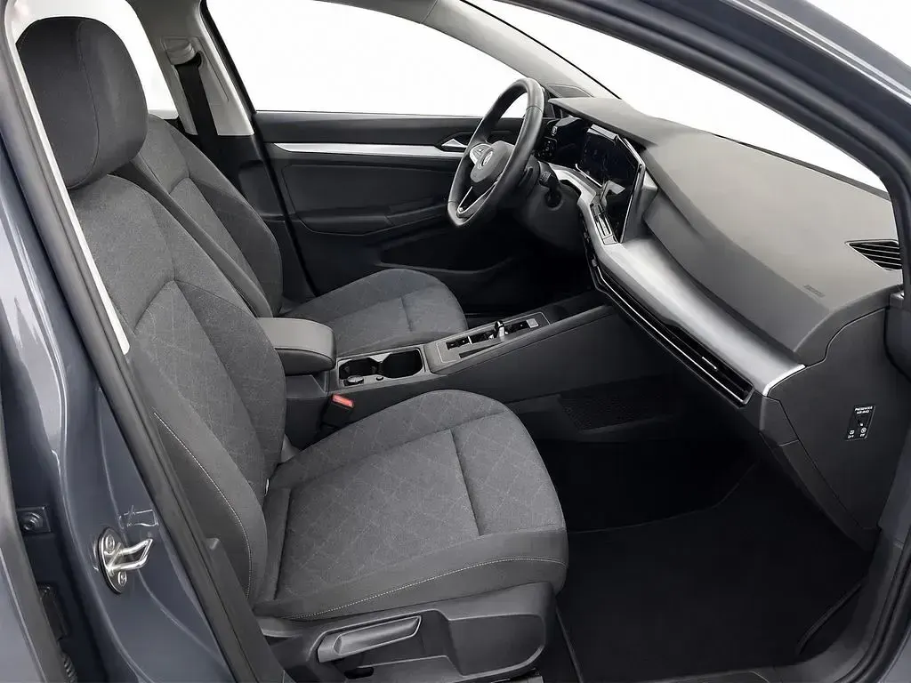 Gebraucht VW Golf VIII Life 150 PS (110 kW) 2023 Delfingrau metallic Kombi