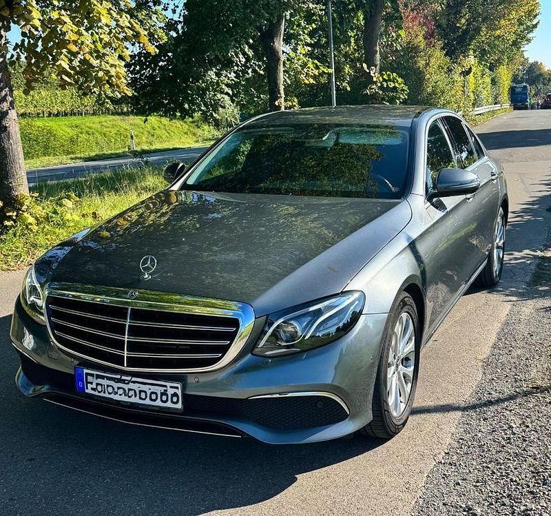 Grau Gebraucht 2018 Mercedes E220 Exclusive Limousine | 28.899 € (Fairer Preis) - Bild 1/4