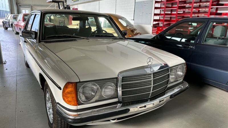Gebraucht Mercedes 230 109 PS (80 kW) 1977 Weiß Limousine